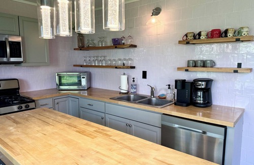 Broadway House | Walk to Park & Creek - Broadway Stay Near JMU & Shenandoah