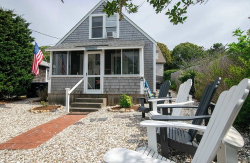 Brewster House | Walk to Private Bayside Beach!
