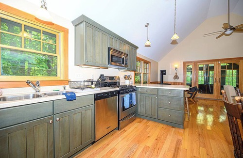 Newbury Cottage | Walk to Sunapee - Screened Porch Bliss + Cool AC