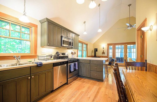 Newbury Cottage | Walk to Sunapee - Screened Porch Bliss + Cool AC