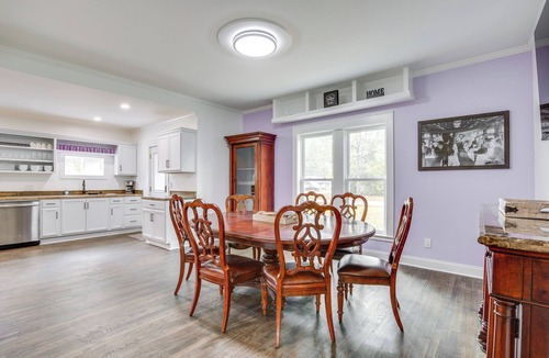 Holt House | Walk to Winery: Family-Friendly Holt Getaway