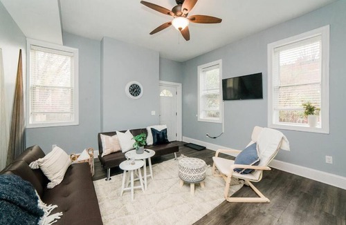 Manchester Apartment | Walkable and Spacious Apt - Parking - GroupStay