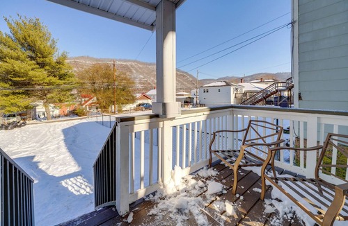 Bellepoint Apartment | Walkable Location! High-end 4-unit Hinton Getaway