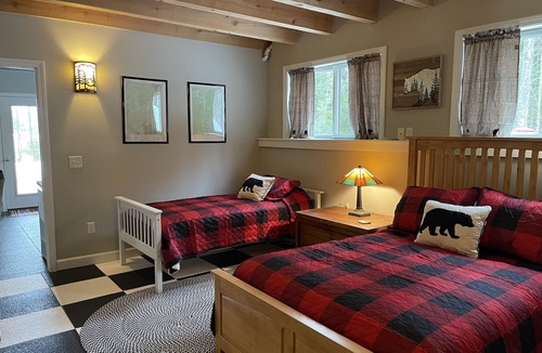 Rangeley Plantation House | "Wander Inn" to Lakefront Comfort on Mooselookmeguntic Lake.