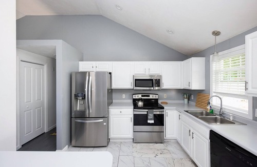 Webster Square House | Warm & Cozy 4BR Near Airport + Winter-Ready Comfort Fast WiFi