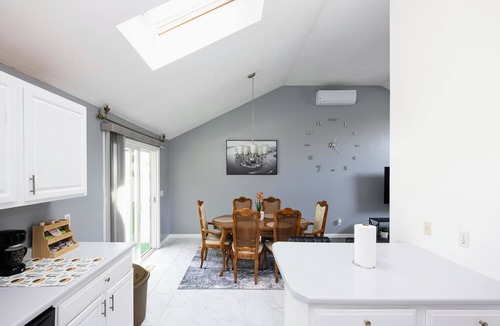 Webster Square House | Warm & Cozy 4BR Near Airport + Winter-Ready Comfort Fast WiFi