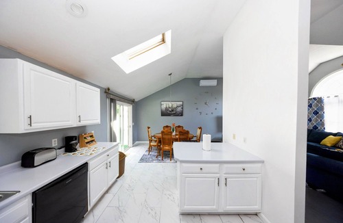 Webster Square House | Warm & Cozy 4BR Near Airport + Winter-Ready Comfort Fast WiFi