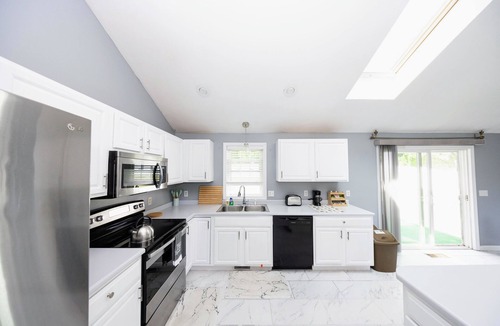 Webster Square House | Warm & Cozy 4BR Near Airport + Winter-Ready Comfort Fast WiFi