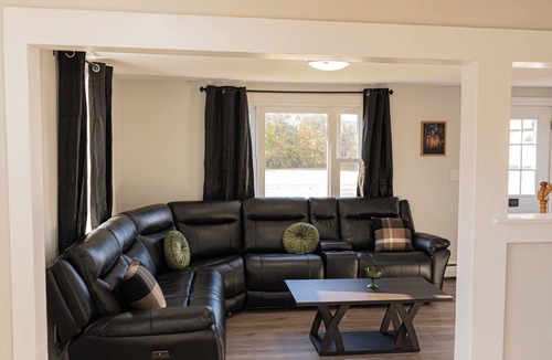 Southington House | Warm Cozy Stylish Stay