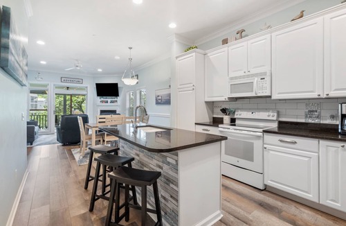 Waters Edge House | Water's Edge 95 - The Oak Oasis - Renovated Townhome - Walking distance to Beach and Center St.