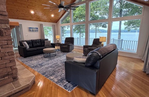 Hardin House | Waterfront 2-bedroom 2-bathroom nestled on Johnathan Creek right off Ky Lake. 💙