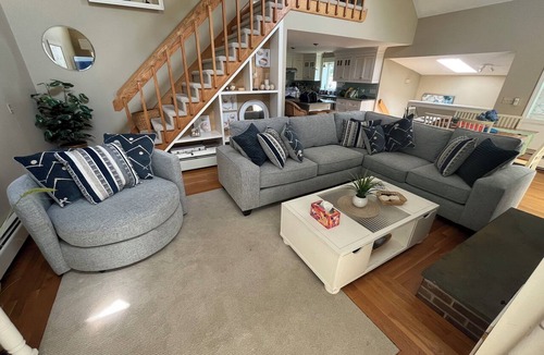 Bonnet Shores House | Waterfront 4 Bedroom House with Beautiful Views - Short Walk to Kelly Beach!