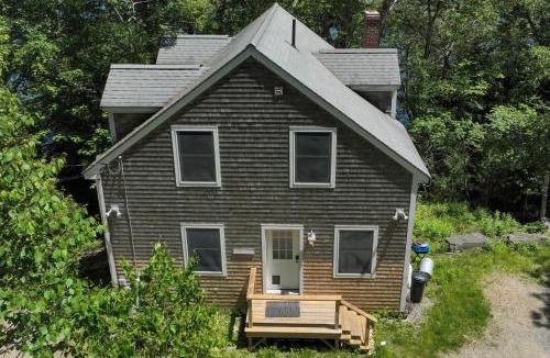 Round Pond House | Waterfront Cottage! Family-Friendly Hideaway