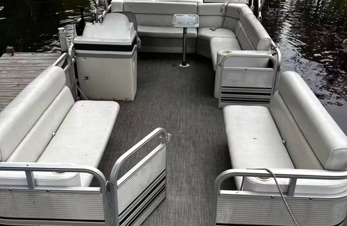 East Fultonham House | Waterfront cottage w/private boat slip & hot tub @ Buckeye Lake