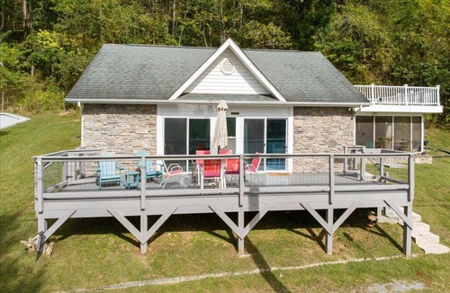 Draper House | Waterfront Cottage with Private Dock on Claytor Lake. Pet Friendly!
