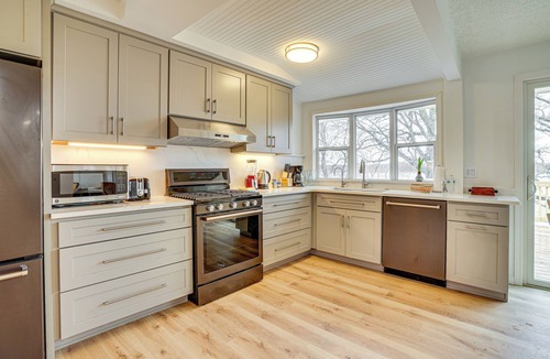 Maple Grove House | Waterfront Eagle Lake Home w/Yard & Deck