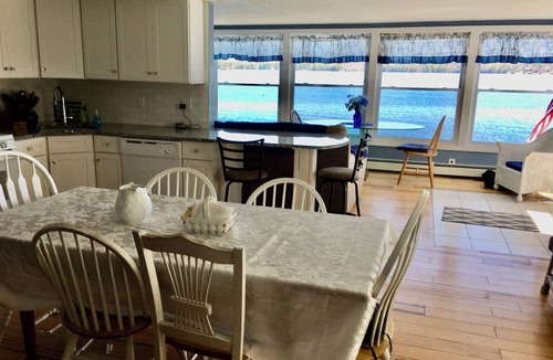 Laconia House | Waterfront family compound