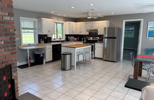 East Haddam House | Waterfront Goodspeed airport 2-bedroom house with AC, WiFi