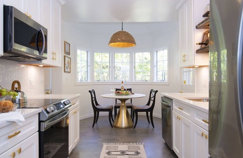 New London Villa | Waterfront Holiday Vacation Villa New England - 2 min from Ocean W/fireplace