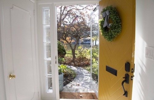 New London Villa | Waterfront Holiday Vacation Villa New England - 2 min from Ocean W/fireplace