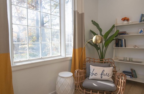 New London Villa | Waterfront Holiday Vacation Villa New England - 2 min from Ocean W/fireplace