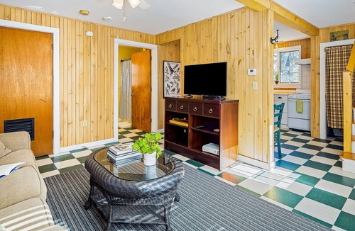 Northport Cottage | Waterfront home with beautiful bay views - dog-friendly, snowbird-friendly