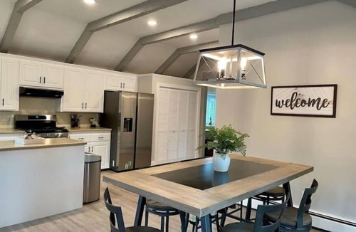 Wrentham House | Waterfront Lakehouse near MAJOR INTERNATIONAL SPORTING EVENT Gillette Stadium, central to Boston & Providence