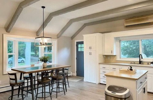 Wrentham House | Waterfront Lakehouse near MAJOR INTERNATIONAL SPORTING EVENT Gillette Stadium, central to Boston & Providence