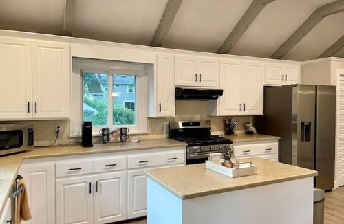 Wrentham House | Waterfront Lakehouse near MAJOR INTERNATIONAL SPORTING EVENT Gillette Stadium, central to Boston & Providence