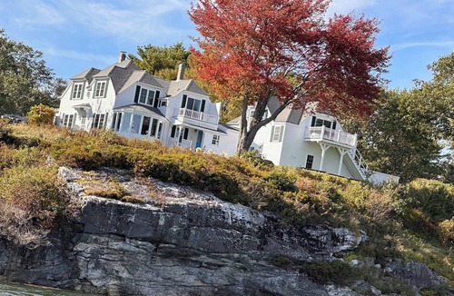 Isle of Springs Cottage | WATERFRONT Retreat venue for up to 60 guests!… Weddings, Reunions, Meetings!…