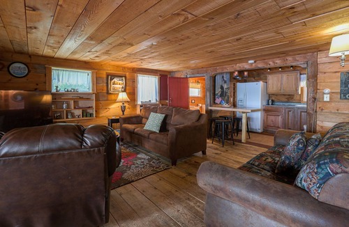 Eddington House | Waterfront Victoria Cottage, Kayaks Included, Dogs Welcome