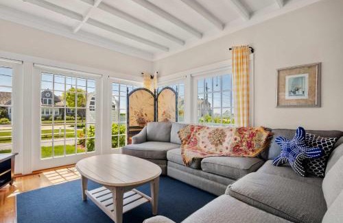 Centerville House | Waterfront Walk to Beach