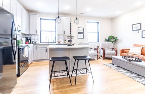 Warrensburg House | Welcome to The Dog House! Downtown Burg 2 bedrooms