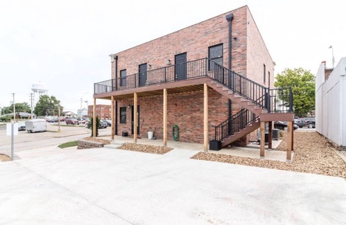 Warrensburg House | Welcome to The Dog House! Downtown Burg 2 bedrooms