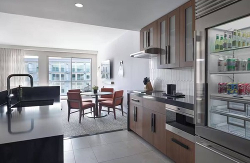 Ivins Hotel | Welcoming Desert Room Offering Stunning Views & Refreshing Outdoor Pool