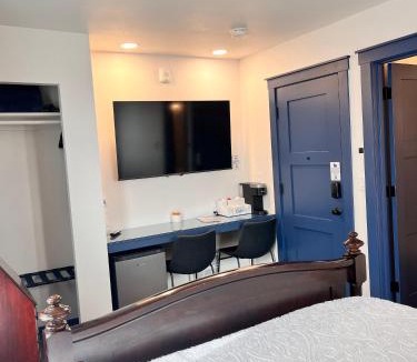 Palmer Hotel | Werner Room 204, Hyland Hotel