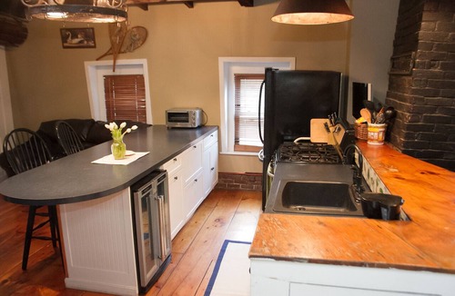 Parkside Apartment | West End Apartment next to Longfellow Boutique Hotel
