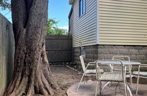 West End Apartment | West End's Diamond in the Rough 2-bedroom Apartment with Parking & WiFi