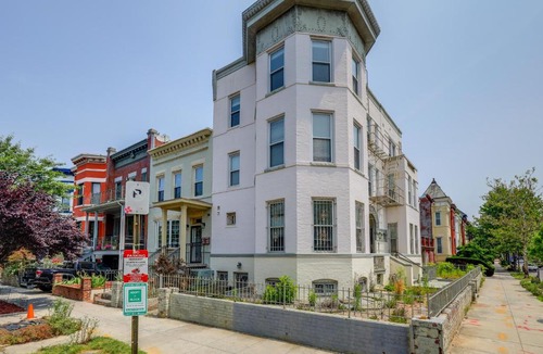 Bloomingdale Apartment | WFH in DC! Rowhouse Unit w/Office & Deck By HU