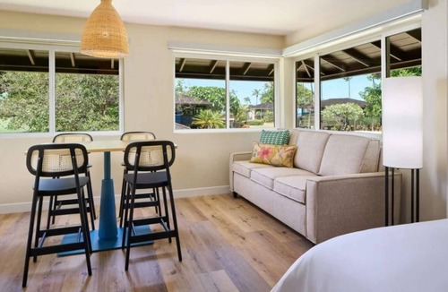 Kaanapali Hotel | Whalers Village Access + Pool. Dining. Gym.
