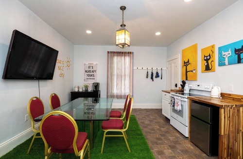 Beverly Condo | Which way to the Beach! Charming 3-bedroom condo with AC in lovely Beverly Salem
