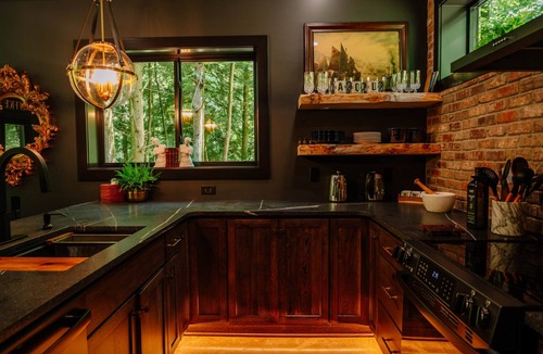 Loudonville Cabin | Whiskey Lounge - AQUY Valley Rentals