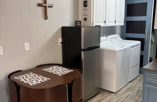 Pipestem Cabin | Whispering Pines - a Charming 2-bedroom cabin with WiFi, AC in serene Pipestem