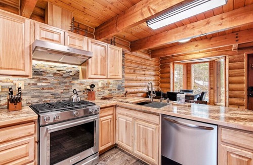 Gateway Apartment | Whispering Pines Hideaway~Secluded, Rustic, Cozy