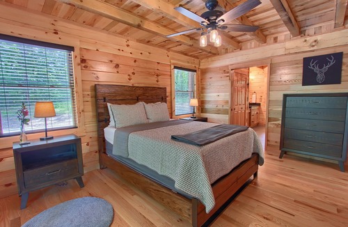 South Bloomingville Cabin | Whispering Trees Lodge , sleeps 10, 4 miles from Old Man's Cave