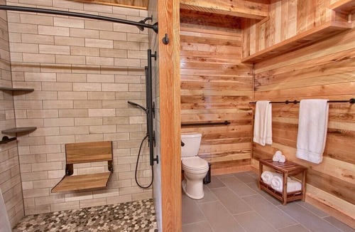 South Bloomingville Cabin | Whispering Trees Lodge , sleeps 10, 4 miles from Old Man's Cave