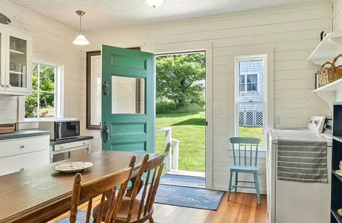 Mid-Coast and Islands House | Whispering Winds Cottage, Offering Ocean views & Resort Amenities, 5 BR/2 Bath
