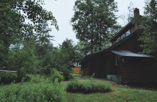 Grafton House | Whispering Woods Cabin - Creekside & Pet Friendly