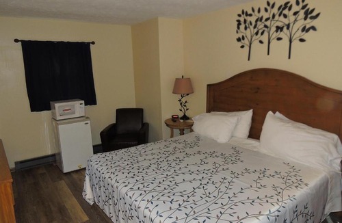 Port Clinton Hotel | White Caps Motel and RV Park