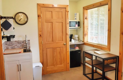 Zion National Park East Entrance Cabin | White Cliffs are Truly a Glorious Sight -Pool -Hot Tub-Breakfast-Farm-Zion/Bryce